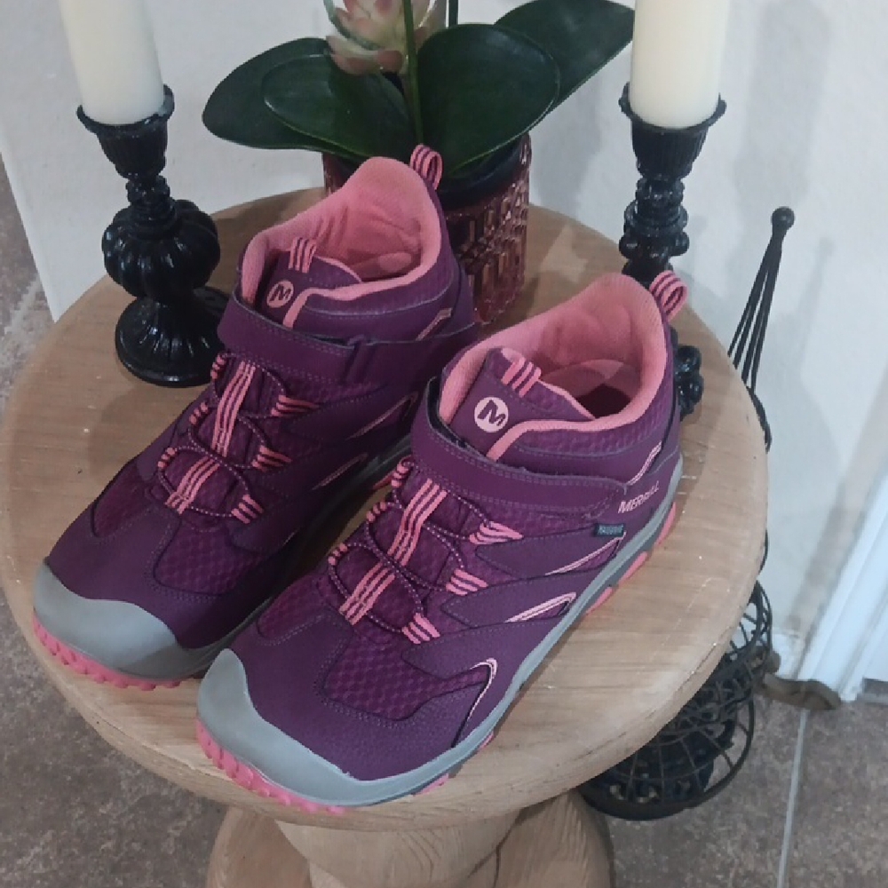 Merrell Chameleon 7 Mid A/C Waterproof Hiking Boot Sized 7  = Women's 9
